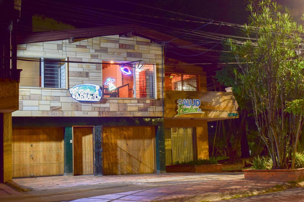 Area 51 Hostel Medellín Buitenkant foto
